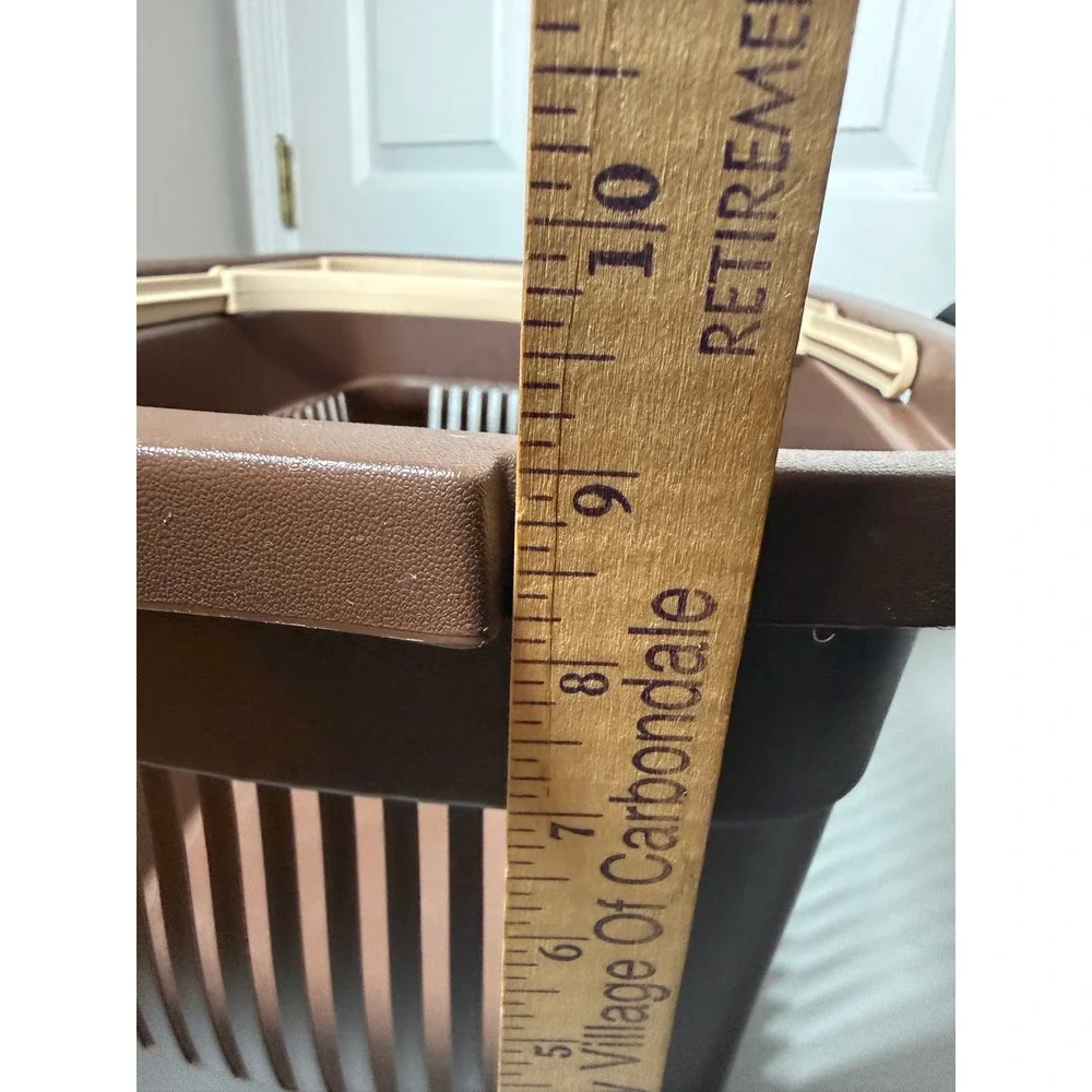 Vintage Rubbermaid 2686 Brown Plastic Shopping Basket Cream Handle 18x12 Utility